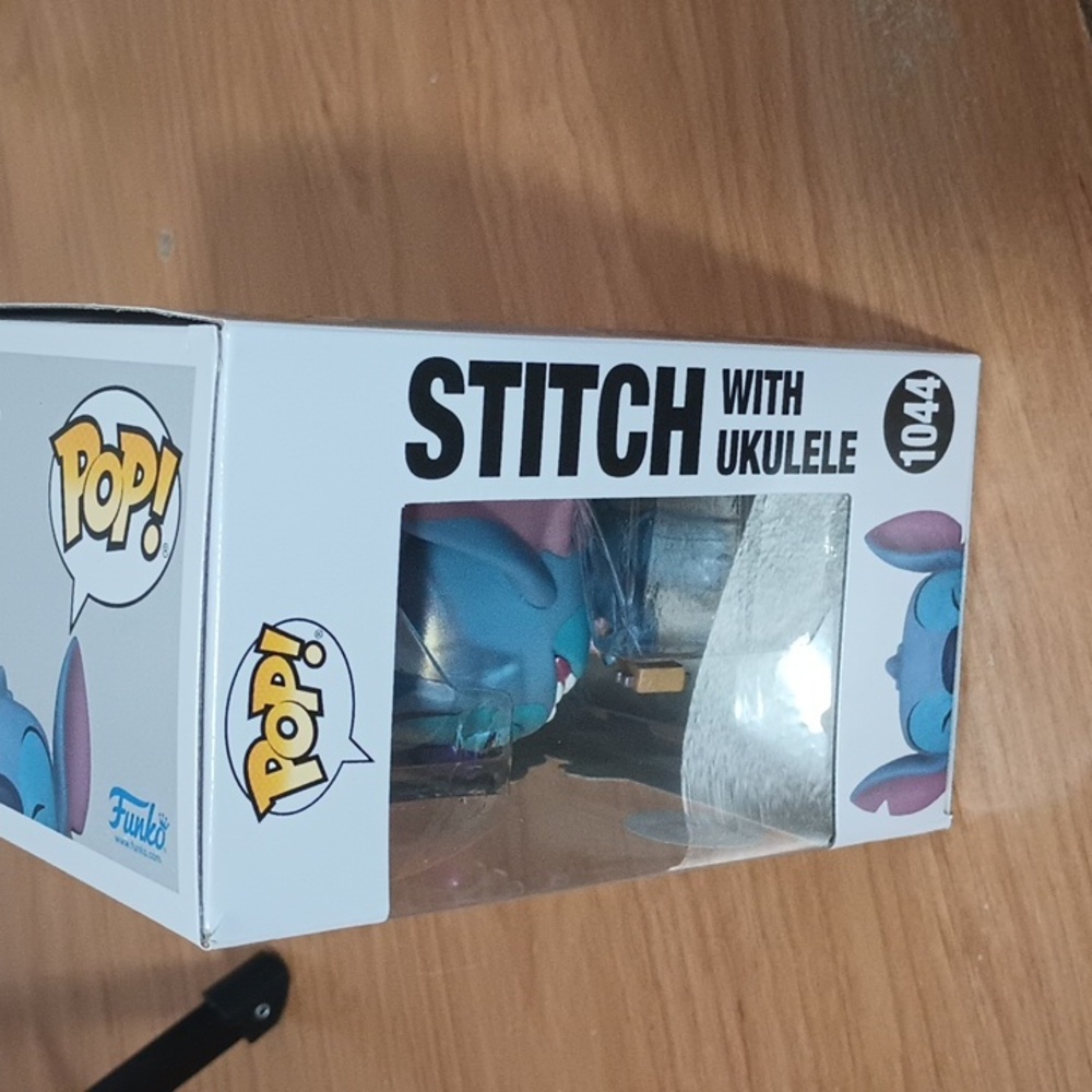 Disney Stitch with Ukulele Funko Pop - Picture 3 of 5